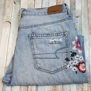 American Eagle Light Blue High Rise mom Jeans with Floral Embroidery size 4
